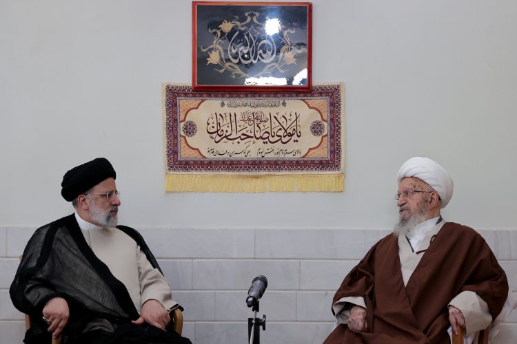 دکتر رئیسی: ارتباط مستمر استاندار قم و مسئولان دولت با مراجع تقلید همواره مورد تأکید بنده بوده است/ تصمیمات ویژه‌ای برای تعیین تکلیف منوریل و فرودگاه بین‌المللی قم اتخاذ کردیم/ آیت‌الله العظمی مکارم شیرازی: پرکاری شخص جنابعالی و ارتباط گسترده شما با مردم، مایه امیدواری دوستداران انقلاب و ناامیدی دشمنان است/ قدردانی از اقدامات دولت در ‌مسکن‌سازی در قم
