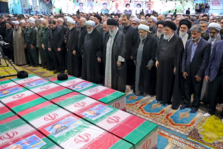 اقامه نماز بر پیکر شهید دکتر رئیسی و یاران شهیدش از سوی رهبر معظم انقلاب اسلامی