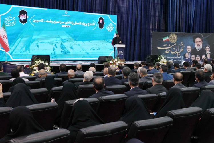 ابراز احساسات مردم به شهید رئیسی بر بسیاری از تبلیغات علیه نظام و انقلاب اسلامی خط بطلان کشید/ اولویت‌بندی مسائل، شناخت مزیت‌ها و پیگیری تا رسیدن به نتیجه از ویژگی‌های بارز شهید رئیسی بود/ برخی که مدعی دیپلماسی هستند، کشور را حتی در حلقه همسایگان محصور کرده بودند
