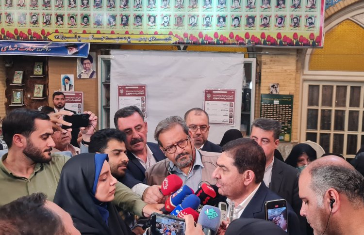 دکتر مخبر رای خود را در ستاد انتخابات به صندوق انداخت/ بازدید سرپرست ریاست جمهوری از شعب اخذ رای مسجد لرزاده و حسینیه ارشاد/ دکتر مخبر: استقبال از انتخابات خوب و پرشور است/ مشکلی از لحاظ امنیت نداریم