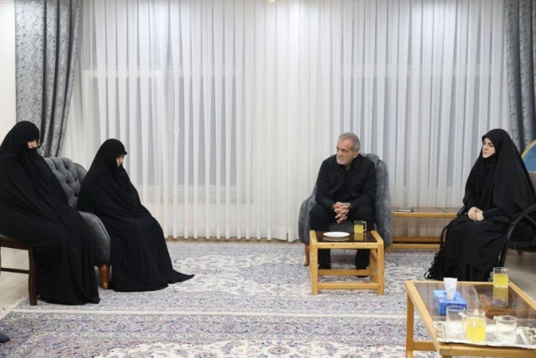 دکتر مسعود پزشکیان رئیس جمهور منتخب عصر امروز پنجشنبه با حضور در منزل شهید آیت‌الله رئیسی با همسر و خانواده ایشان از نزدیک گفتگو کرد.
