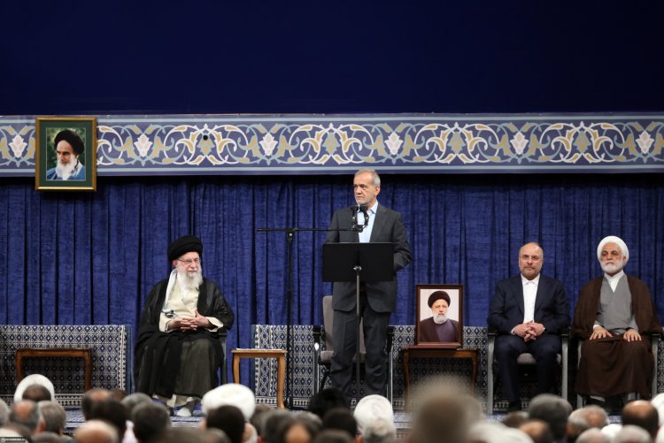 همه کسانی که در انتخابات شرکت کردند یا از سر نقد وارد عرصه انتخاب نشدند، انتظار تحول دارند/ موفقیت بنده و دولت آینده، منوط به پایبندی به چشم‌انداز و سیاست‌های کلی ابلاغی رهبری و عمل به قانون برنامه توسعه است/ تنها با همگرایی و قانونگرایی در منظومه حکومت می‌توانیم از تنگناهای پیش‌رو عبور کنیم

