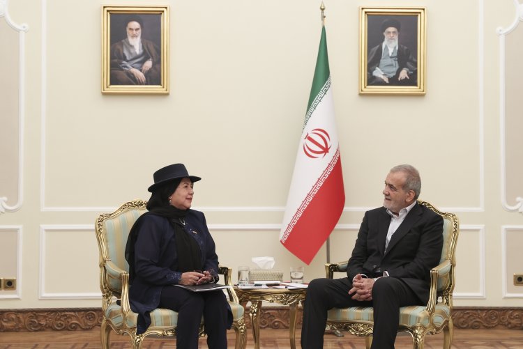 دکتر پزشکیان: روابط ایران و بولیوی راهبردی و مبتنی بر مواضع آزادی‌خوانه و استقلال‌طلبانه است/ وزیر خارجه بولیوی: آماده توسعه روابط با ایران و همکاری در زمینه ترویج چند جانبه‌گرایی در جهان هستیم
