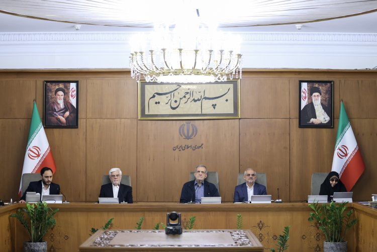 تبریک روز خبرنگار از سوی معاون اول رئیس جمهور/ تاکید دکتر عارف بر اهمیت ارتباط نزدیک و تعامل سازنده دولت و مجلس/ گزارش وزرای راه و اقتصاد و معاون علمی از اقدامات و دستاوردهای دستگاه تحت مدیریت خود
