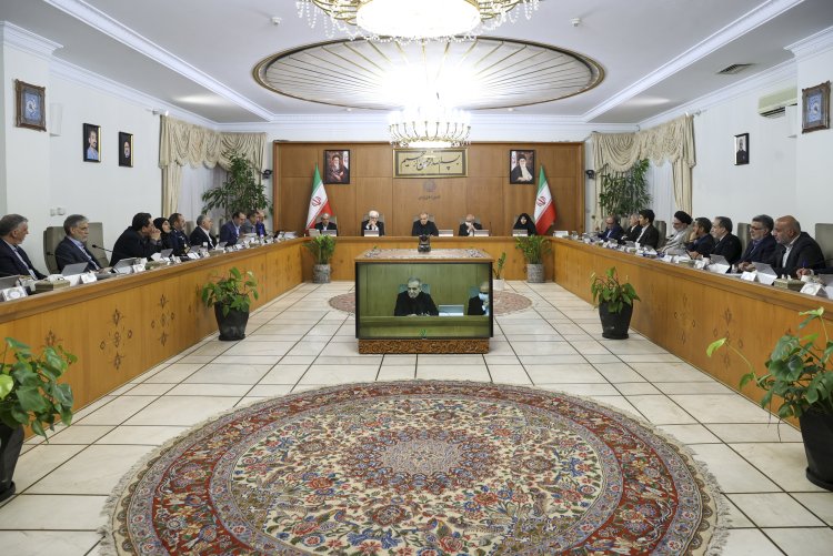 دکتر پزشکیان: انتصاب مدیران به هیچ وجه بر اساس رفاقت و انتساب افراد به گروه‌ها انجام نخواهد شد/ باید پایمردی کنیم تا ایران را به جایگاهی که لایق و برازنده مردم آن است، برسانیم/ وزرا و مسئولان دستگاه‌های اجرایی، ایجاد هماهنگی میان معاونین خود را مورد توجه جدی قرار دهند