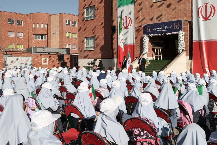 کاری کنیم که دانش‌آموزان مهارت‌ها و توانمندی‌های لازم برای ساختن فردای کشور را به خوبی فرابگیرند/ پرسش مهر رئیس جمهور از دانش‌آموزان؛ «راه وفاق در مدرسه و تاثیر آن در فردای کشور عزیزمان ایران»