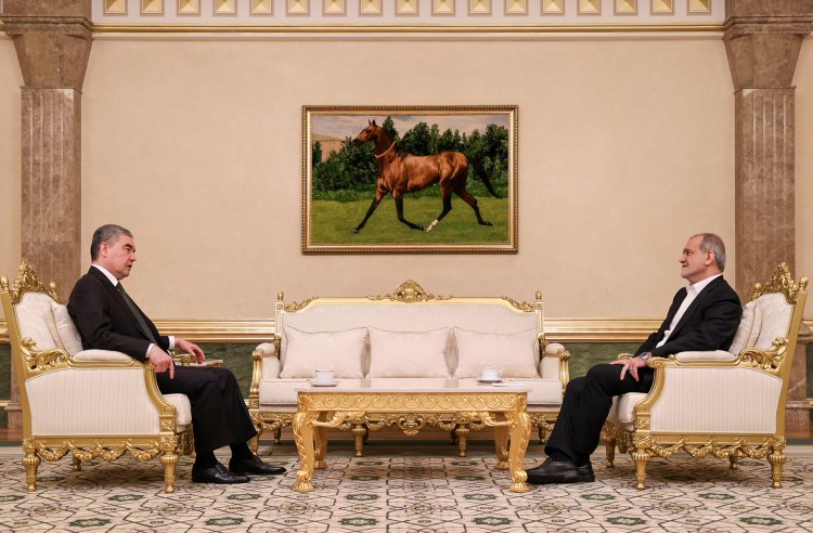 دیدار و گفتگوی دکتر پزشکیان با رهبر ملی ترکمنستان
