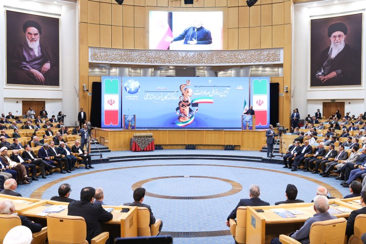 دولت آماده تعامل گسترده با تولیدکنندگان و تاجران برای حل مشکلات تولید و صادرات است