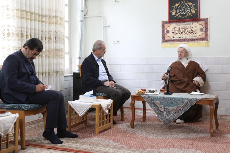 دیدار دکتر پزشکیان با آیت‌الله العظمی مکارم شیرازی
