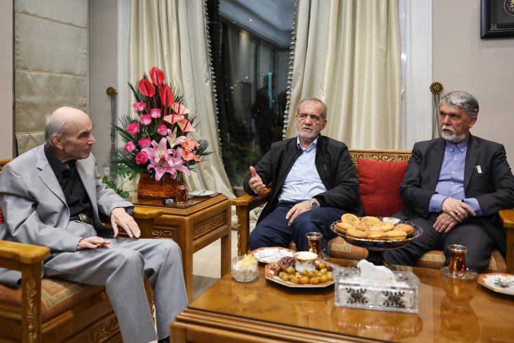 دیدار صمیمی دکتر پزشکیان با دکتر داوری اردکانی
