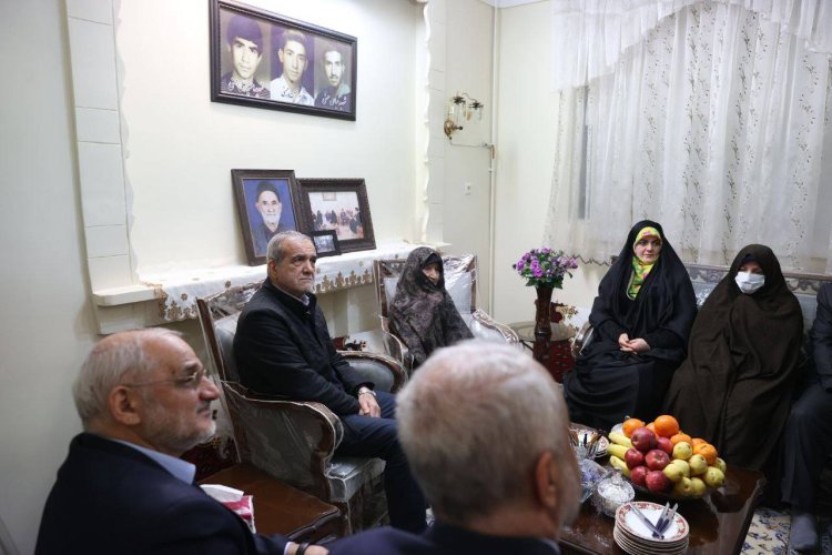 دیدار دکتر پزشکیان با سه تن از مادران و همسران شهدا