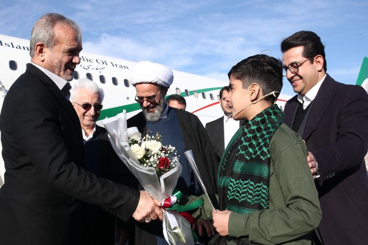 دکتر پزشکیان وارد استان خراسان شمالی شد
