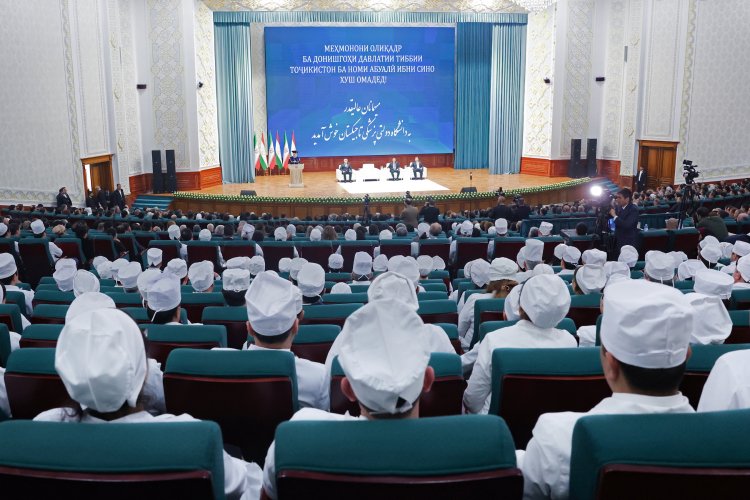 مسئولیت اجتماعی پزشکان در توجه اقشار آسیب‌پذیر باید در اولویت قرار گیرد
