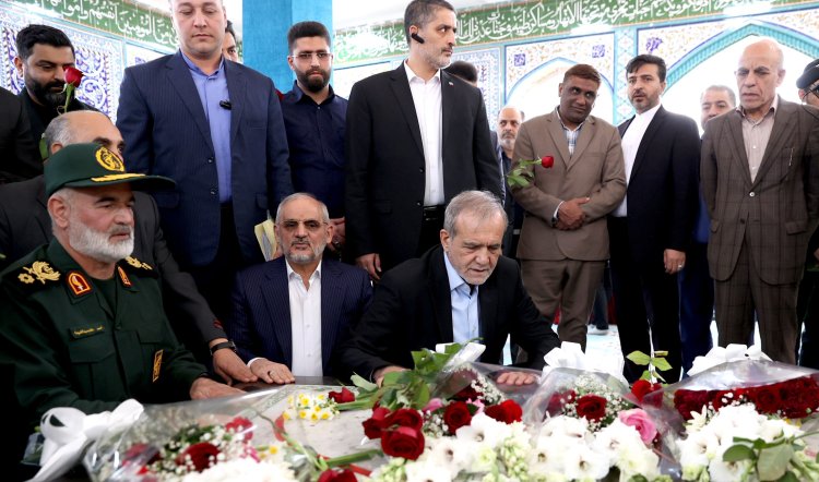ادای احترام دکتر پزشکیان به مقام والای شهدای دفاع مقدس
