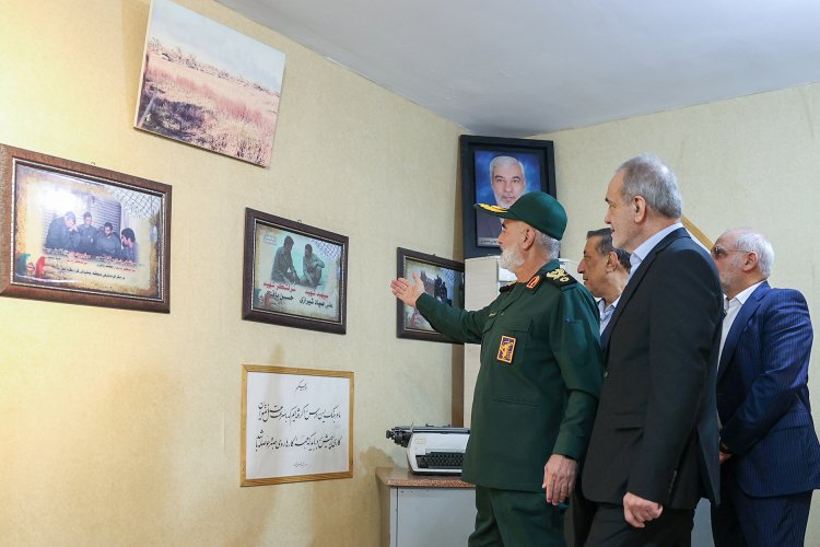 بازدید دکتر پزشکیان از یادمان شهدای گمنام و ستاد فرمادهی قرارگاه مرکزی کربلا