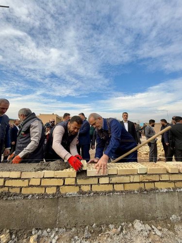 مشارکت دکتر پزشکیان در عملیات احداث یک مدرسه در یکی از مناطق محروم اهواز
