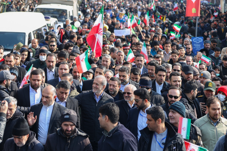 حضور دکتر پزشکیان در جمع راهپیمایان 22 بهمن/ حضور مردم گواه آن است که ما تا آخر روی باورها و اعتقادات خود ایستاده‌ایم