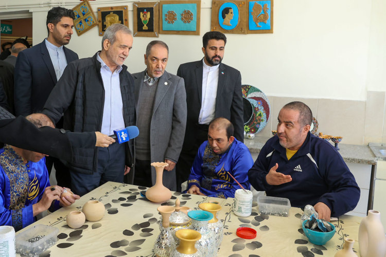 بازدید دکتر پزشکیان از مرکز خیریه و نیکوکاری ریحانه‌ اسلامشهر