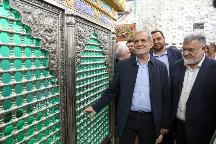 دکتر پزشکیان بارگاه امام‌زاده جعفر بن موسی الکاظم (ع) را زیارت کرد
