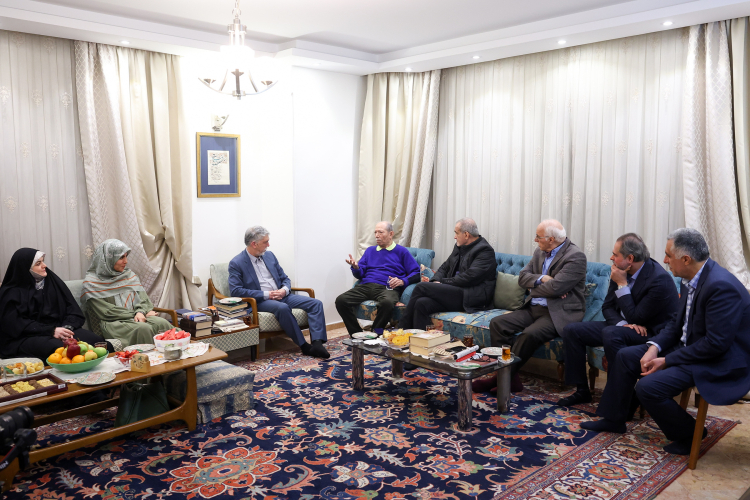 دکتر پزشکیان: دولت چهاردهم تا آنجا که بتواند، به هنر کشور کمک خواهد کرد/ پیشنهاد استاد نصیریان برای کمک دولت به پایه‌گذاری مسابقه نمایشنامه نویسی