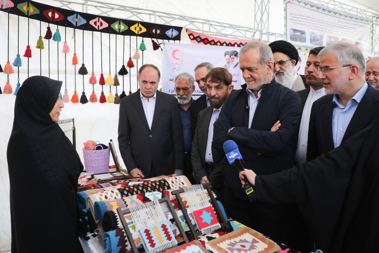 دکتر پزشکیان از نمایشگاه اقدامات قرارگاه اجتماعی استان البرز بازدید کرد