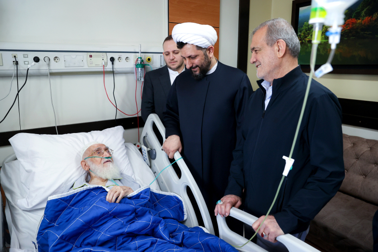 عیادت رئیس جمهور از آیت‌الله‌العظمی نوری همدانی/ تمجید مرجع عالی‌قدر از رویکرد مردمی دکتر پزشکیان
