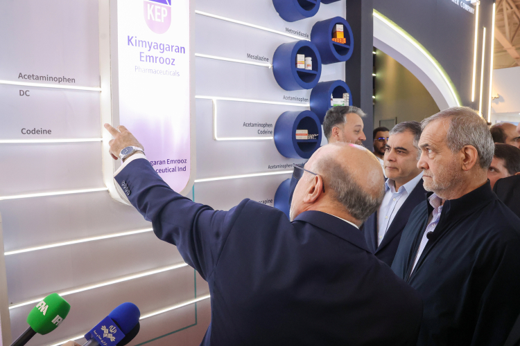 بازدید دکتر پزشکیان از بیست و نهمین نمایشگاه بین‌المللی نفت، گاز، پالایش و پتروشیمی تهران
