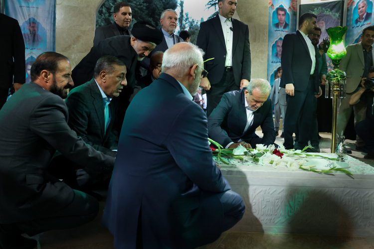 ادای احترام دکتر پزشکیان و هیئت همراه به مقام والای شهیدان استان کرمانشاه
