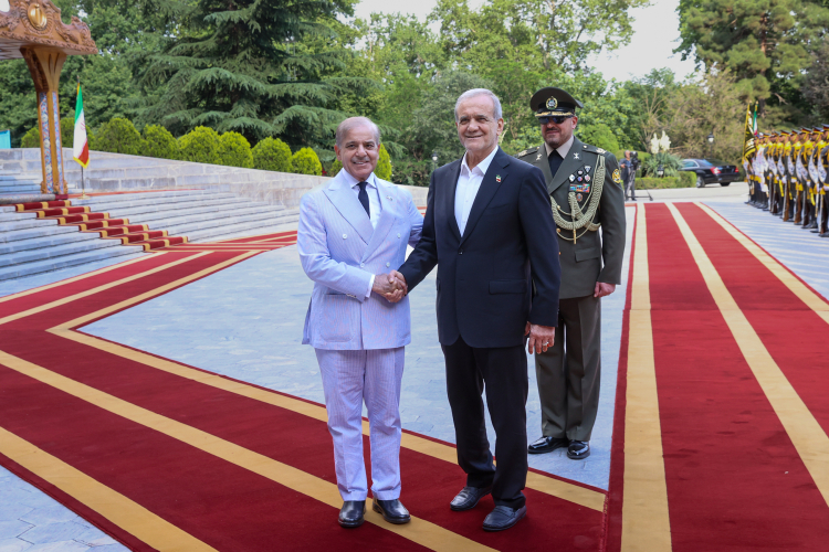 استقبال رسمی دکتر پزشکیان از نخست وزیر پاکستان