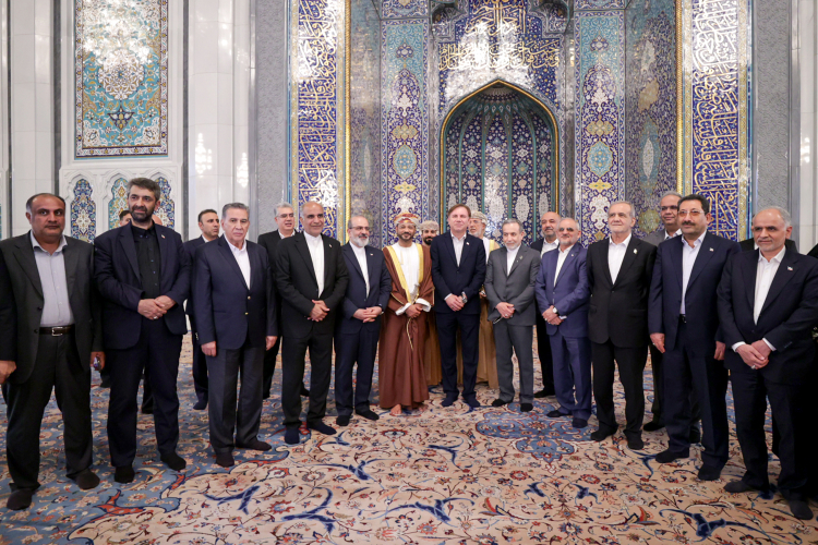 بازدید دکتر پزشکیان از مسجد جامع سلطان قابوس
