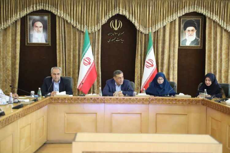 تغییر رویکرد دنیا از انرژی‌های فسیلی به انرژی‌های تجدیدپذیر/ دستگاه‌های دولتی برق خود را از طریق نیروگاه‌های خورشیدی، تأمین کنند