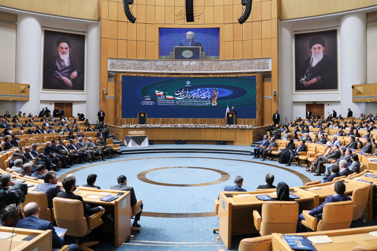 دولت مصمم است هر مسئله‌ای را که به مثابه تحریم داخلی مزاحمتی برای فعالان اقتصادی ایجاد کرده، رفع کند
