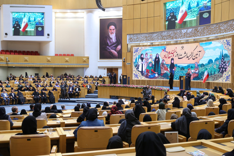 زنان سازندگان آینده کشور و هدایت‌گر رفتارهای فرزندان و همسران خود هستند
