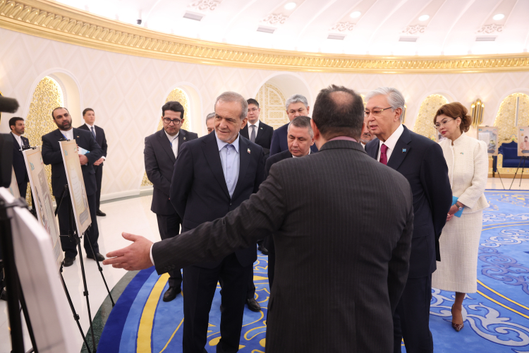 بازدید دکتر پزشکیان از نمایشگاه اسناد تاریخی ایران درباره آسیای مرکزی، منطقه عمومی سیردریا و خانات قزاق
