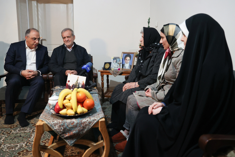 دیدار دکتر پزشکیان با خانواده شهید مسیحی 