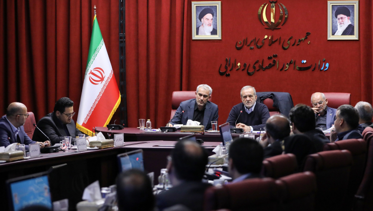 یکی از زمینه‌های بروز اعتراض در اصناف و بازاریان تعلل در پایش، رصد و شنیدن مطالبات این قشر بود/ لازمه جلب اعتماد عمومی پایبندی مدیران و مسئولان به معاهدات و پیمانها با مردم است/ تاکید بر اهمیت نقش تبیین و اطلاع رسانی دقیق و شفاف از برنامه ها و اقدامات اقتصادی دولت به مردم