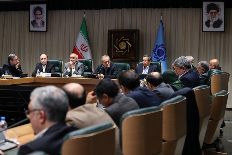 دستور مهم دکتر پزشکیان برای رفع موانع اجرایی تفویض اختیارات استانداران مرزی/ حذف بروکراسی در فرآیند واردات کالاهای اساسی از مبادی مرزی