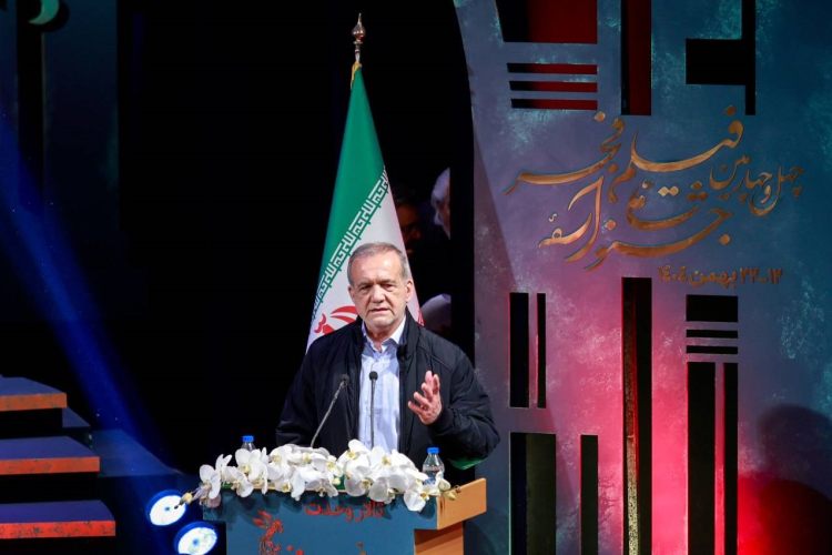 هنر باید مرهم زخم‌های جامعه و پاسدار انسجام ملی باشد/ از هنرمندانی که با وجود فشارها و دشواری ها در صحنه ایستادند صمیمانه تشکر می‌کنم 
