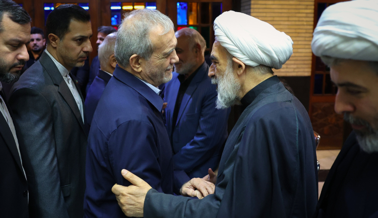 دکتر پزشکیان در مراسم ترحیم حاج محمد قمی حضور یافت