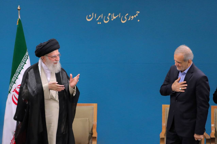 ملت ایران در چهل روز گذشته، معادله قدرت را تغییر داد/ثبات امروز کشور، حاصل همدلی مردم، دولت و نیروهای مسلح است/ آتش‌بس، نتیجه تحمیل اراده ملت ایران بر دشمن بود/ ما با هیچ ملتی سر جنگ نداریم؛ پاسخ ما به تجاوز، دفاع بود/ دشمن تصور می‌کرد می‌تواند ایران را به زانو درآورد، اما شکست خورد/ صلحی که از موضع اقتدار باشد، ضامن منافع ملت است/ ایران، میدان تحقق رؤیاهای ویرانگر بدخواهان نیست/ مردم ایران نشان دادند که سرمایه اصلی امنیت و اقتدار ملی‌اند/ از میدان تا دیپلماسی؛ ایران با انسجام ملی از بحران عبور خواهد کرد
