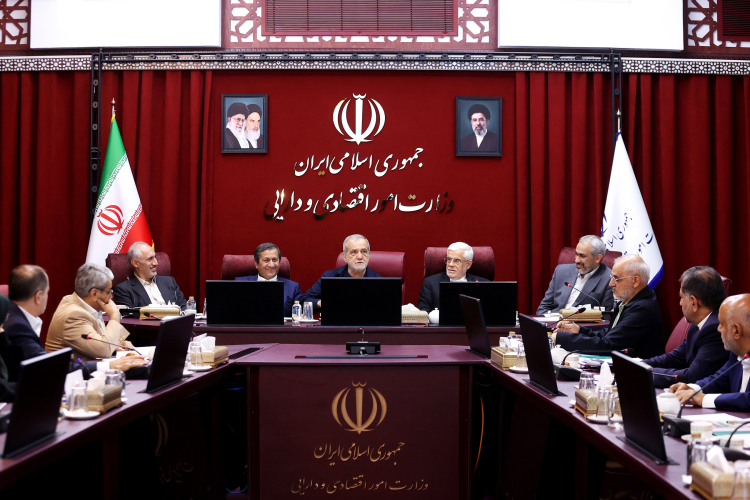 صداوسیما نباید با تحلیل‌های غیرمستند عملکرد دولت را سیاه‌نمایی کند/ نمی‌توان آثار جنگ، تحریم و محاصره تجاری را از تحولات اقتصادی جدا کرد/ معیشت مردم برای من یک اصل اساسی و غیرقابل اغماض است/ تأکید بر تدوین راهکارهای جدید حمایتی و تأمین منابع لازم برای تقویت معیشت خانوارها
