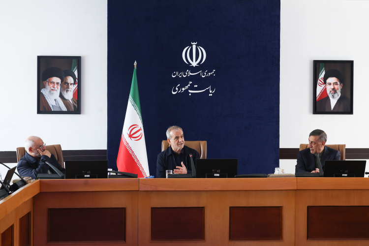 خدمت‌رسانی با کیفیت، عدالت و بهره‌وری باید در متن اداره کشور قرار گیرد/ می‌خواهیم نظام اداری و اجرایی به گونه‌ای مدیریت شود که امکان رانت و فساد از بین برود/ اگر دست به دست هم دهیم، از همه بحران‌ها با عزت و سربلندی عبور خواهیم کرد
