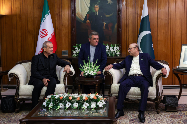 دکتر پزشکیان: قدردان تلاش شبانه‌روزی دولت پاکستان در راستای استقرار صلح و امنیت در منطقه هستیم/ تأکید بر تقویت و ارتقای روابط دو کشور در همه زمینه‌ها/ آصف علی زرداری: پیروزی بزرگ ملت ایران در مقابل دو قدرت نظامی دنیا مایه افتخار جهان است

