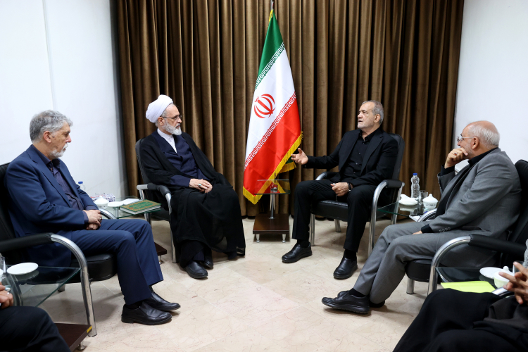 دکتر پزشکیان: حفظ وحدت ملی مهم‌ترین ضرورت عبور از شرایط کنونی است/ تقویت سرمایه اجتماعی در گرو ارتباط مؤثر با مردم است/ با فعال‌سازی ظرفیت مساجد می‌توان بسیاری از آسیب‌های اجتماعی را مدیریت کرد/ آیت‌الله اعرافی: حضور میدانی رئیس جمهور در بحران‌ها نشانه شجاعت و مسئولیت‌پذیر است/ دستاوردهای راهبردی جنگ باید در دوره پساجنگ تثبیت شود/ حوزه‌های علمیه آماده همکاری برای حل مسائل اجتماعی کشور هستند
