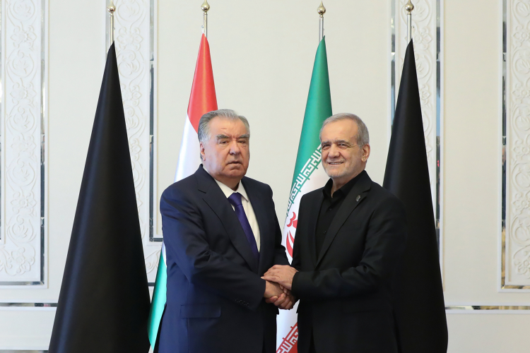 دکتر پزشکیان: امروز به برکت خون رهبر شهید، ملت ایران منسجم‌تر و یکپارچه‌تر شده است/این حضور و همدلی شما برای ملت ایران ارزشمند است/روابط ایران و تاجیکستان می‌تواند بسیار فراتر از وضعیت کنونی گسترش یابد/ امامعلی رحمان: شهادت رهبر ایران موجب اندوه عمیق مردم تاجیکستان شد/ایران آبروی جهان اسلام و کشورهای فارسی‌زبان است