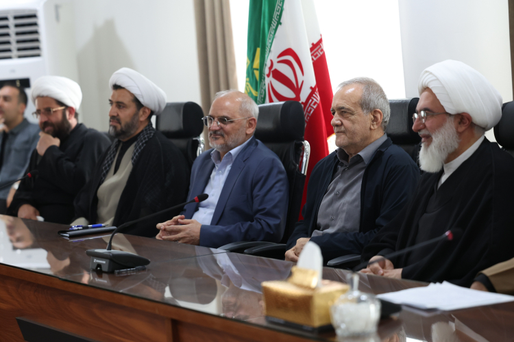 باید برای مردمی که از کشور، نظام و رهبری حمایت کرده‌اند کاری کارستان انجام دهیم/ موضع‌گیری‌های احساسی نباید ما را از رسیدن به اهداف دور کند/ کشور را با عزت و سربلندی از شرایط فعلی عبور خواهیم داد