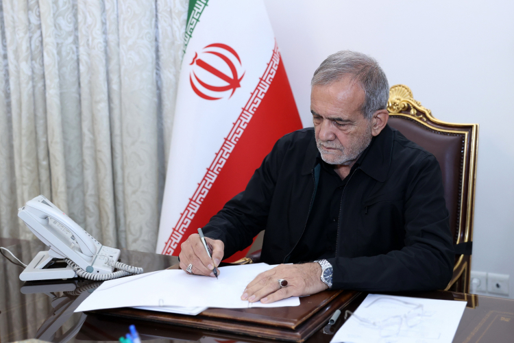 دکتر پزشکیان در پیامی درگذشت والده همسر حجت الاسلام والمسلمین سید حسن خمینی را تسلیت گفت
