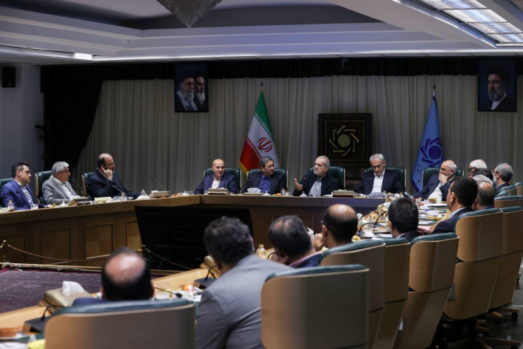 تأکید دکتر پزشکیان بر هماهنگی کامل برای حفظ ثبات اقتصادی کشور/ انسجام و هم‌افزایی نهادهای کلیدی اقتصادی ضرورت دارد
