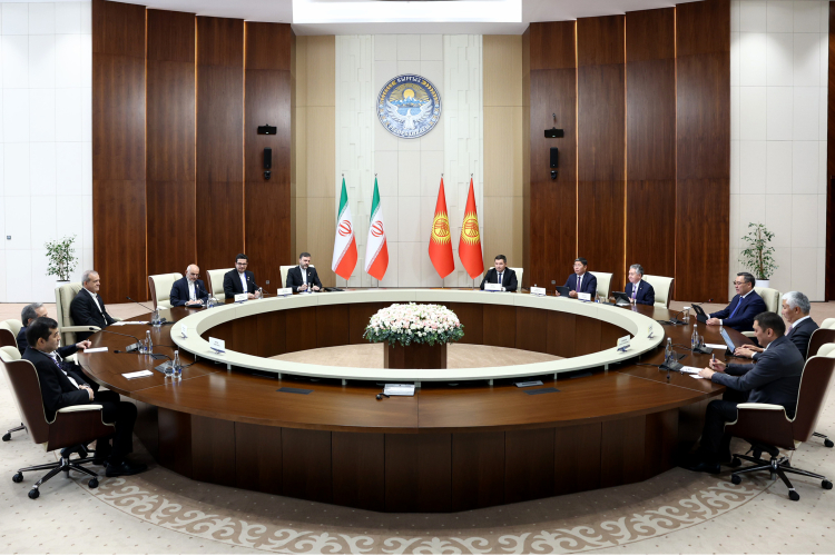 دکتر پزشکیان: توسعه همکاری‌های ایران و قرقیزستان نیازمند فعال‌سازی ظرفیت‌های موجود است/ اجرای کامل توافق تجارت آزاد ایران و اوراسیا زمینه‌ساز جهش مبادلات با قرقیزستان خواهد بود/ امنیت منطقه‌ای در گرو همکاری کشورهای منطقه و نفی مداخله بیگانگان است/ صدیر جباروف:  آماده توسعه و تعمیق همکاری‌های مشترک با جمهوری اسلامی ایران هستیم
