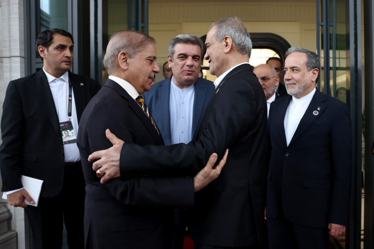 دکتر پزشکیان: کشورهای اسلامی می‌توانند اختلافات خود را بدون مداخله بیگانگان حل‌وفصل کنند/ شهباز شریف: ایران و پاکستان دو کشور برادرند و برای صلح و رفاه منطقه مسئولیت مشترک دارند